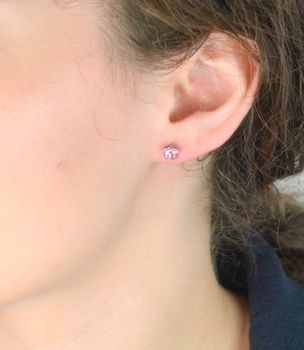 Kolczyki srebrne Swarovski z jasnoróżowymi kryształami Light Rose w kształcie kwiatków. Delikatne i kobiece. Średnica 0.6 cm. Model K47446LR (3).JPG