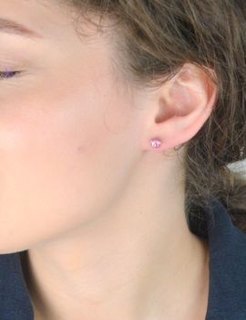 Kolczyki srebrne Swarovski z jasnoróżowymi kryształami Light Rose w kształcie kwiatków. Delikatne i kobiece. Średnica 0.6 cm. Model K47446LR (4).JPG