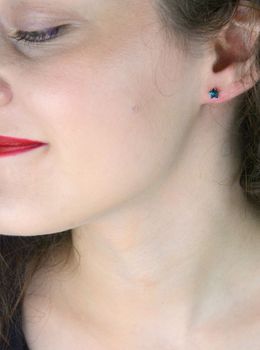 Kolczyki srebrne Swarovski z kryształami Bermuda Blue w kształcie gwiazdek. Delikatne i efektowne, średnica 0.5 cm. Model K47455BB – idealne na prezent (1).JPG