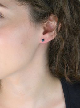 Kolczyki srebrne Swarovski z kryształami Bermuda Blue w kształcie gwiazdek. Delikatne i efektowne, średnica 0.5 cm. Model K47455BB – idealne na prezent (2).JPG