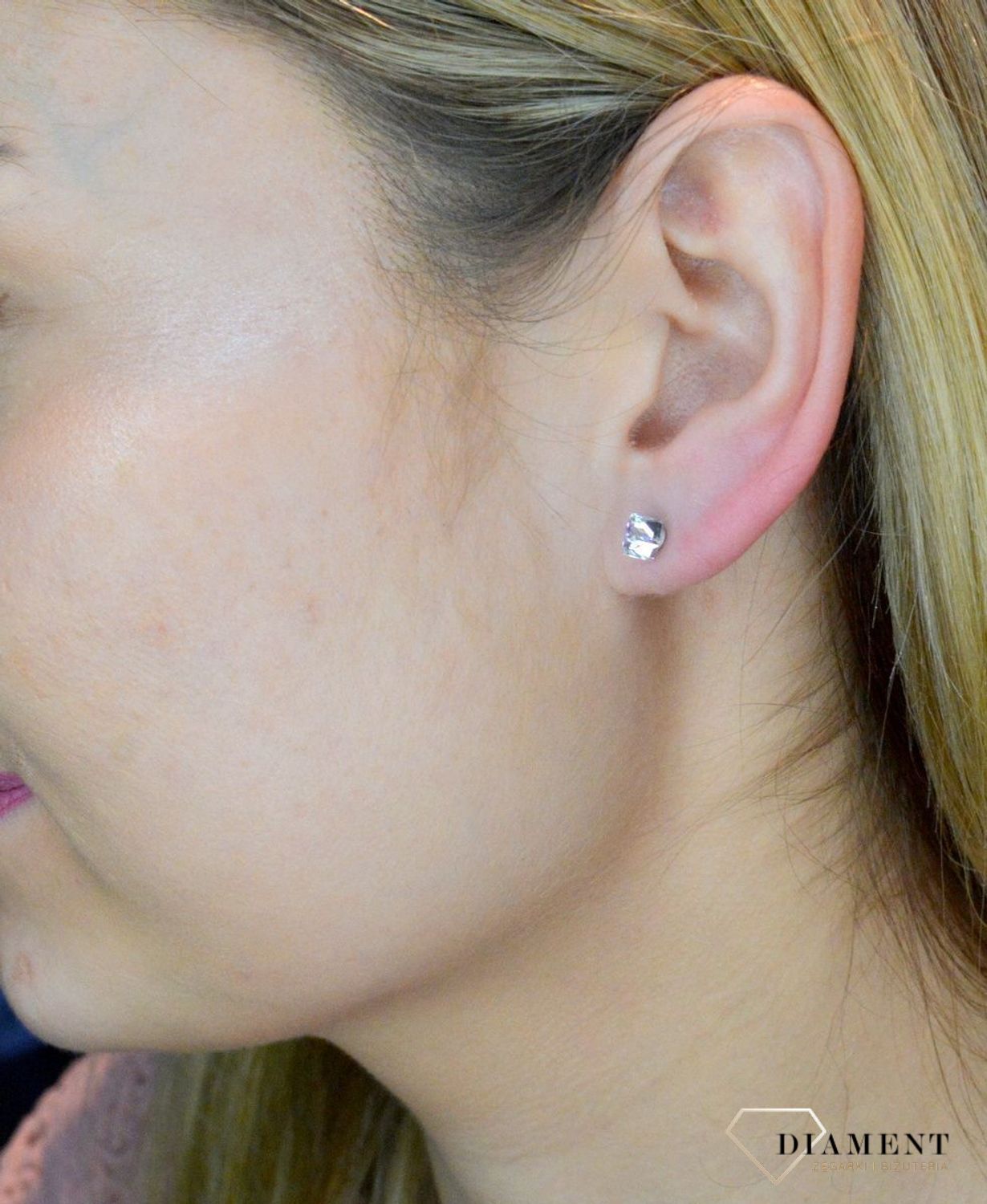 Kolczyki srebrne Spark z Kryształkami Swarovski Crystal K48414VL.  Srebrne kolczyki wykonane zostały z wysokiej jakości srebra próby 925. Kolczyki zostały ozdobione kryształami Swarovskiego w białym odcieniu. Kolczyki wkrętki idealne na co d.jpg