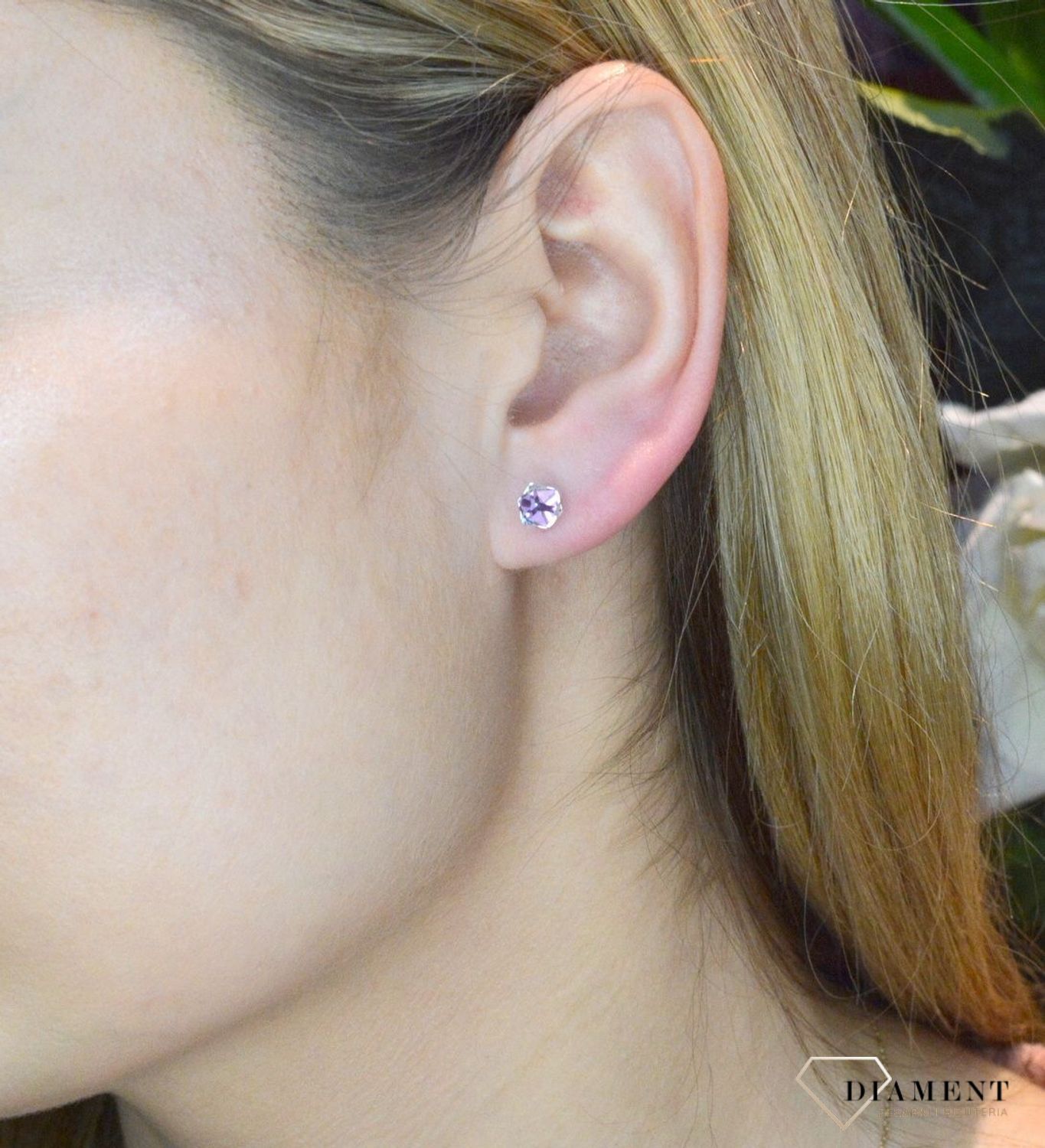 Kolczyki srebrne Spark z Kryształkami Swarovski Crystal K48414VL.  Srebrne kolczyki wykonane zostały z wysokiej jakości srebra próby 925. Kolczyki zostały ozdobione kryształami Swarovskiego w białym odcieniu. Kolczyki wkrętki idealne na co d.jpg