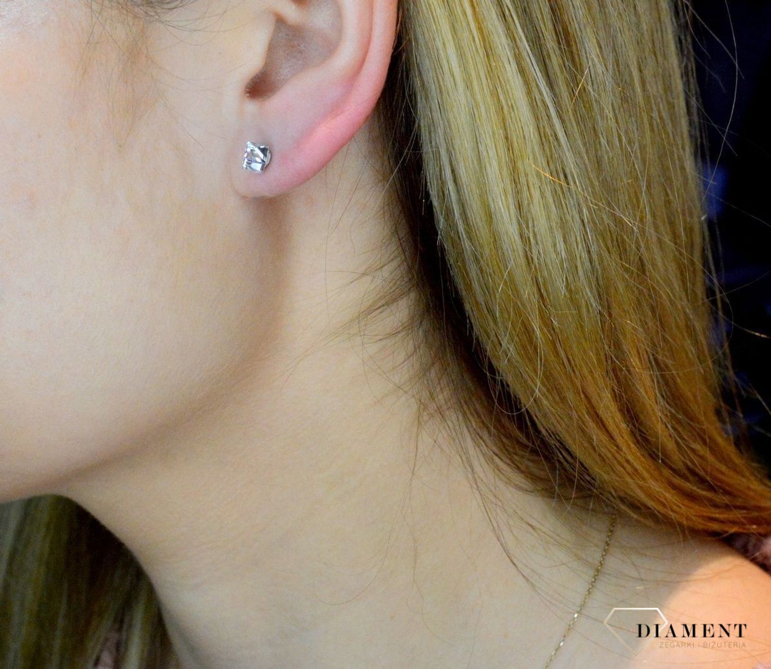 Kolczyki srebrne Spark z Kryształkami Swarovski Crystal K48414VL.  Srebrne kolczyki wykonane zostały z wysokiej jakości srebra próby 925. Kolczyki zostały ozdobione kryształami Swarovskiego w białym odcieniu. Kolczyki wkrętki idealne na co d.jpg