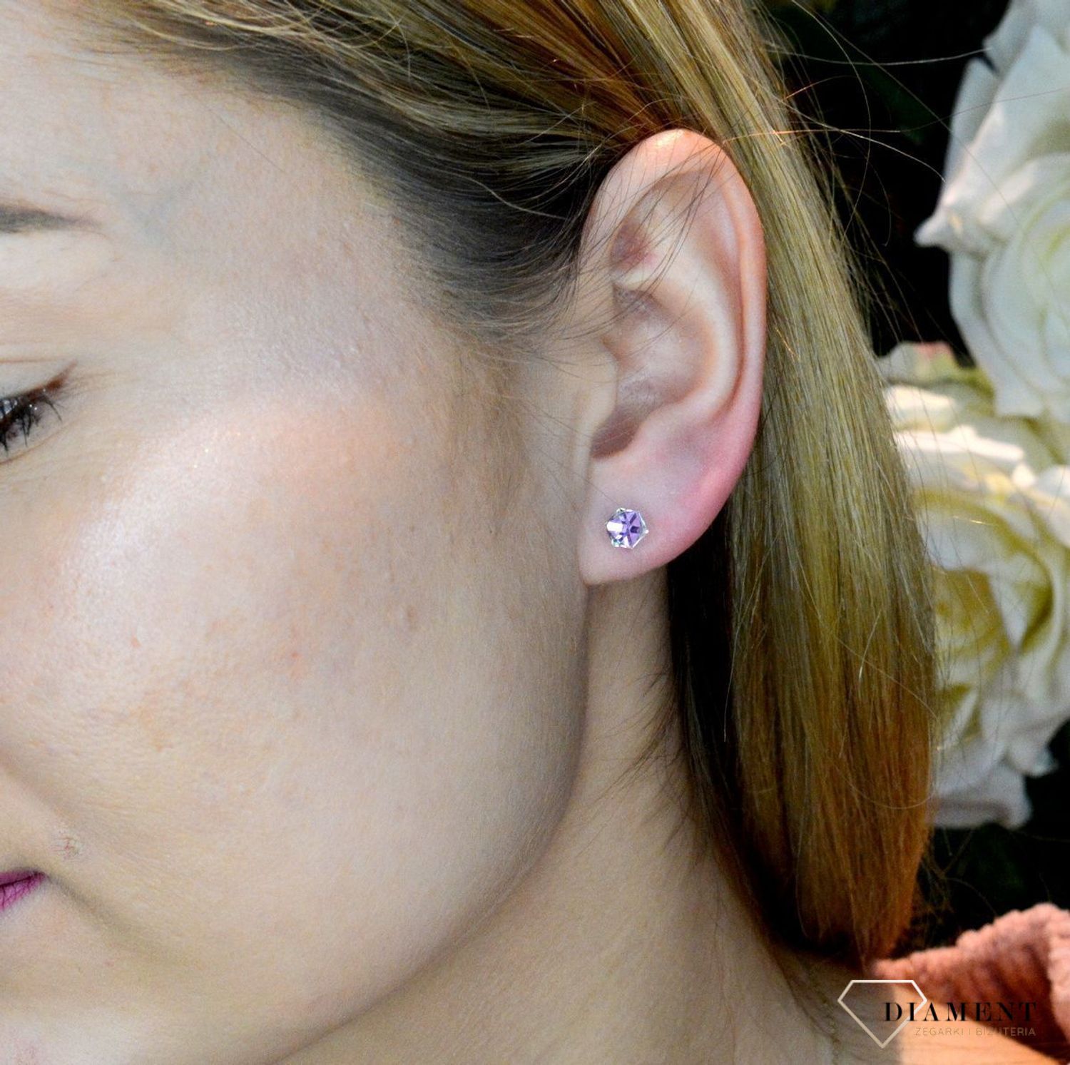 Kolczyki srebrne Spark z Kryształkami Swarovski Crystal K48414VL.  Srebrne kolczyki wykonane zostały z wysokiej jakości srebra próby 925. Kolczyki zostały ozdobione kryształami Swarovskiego w białym odcieniu. Kolczyki wkrętki idealne na co d.jpg