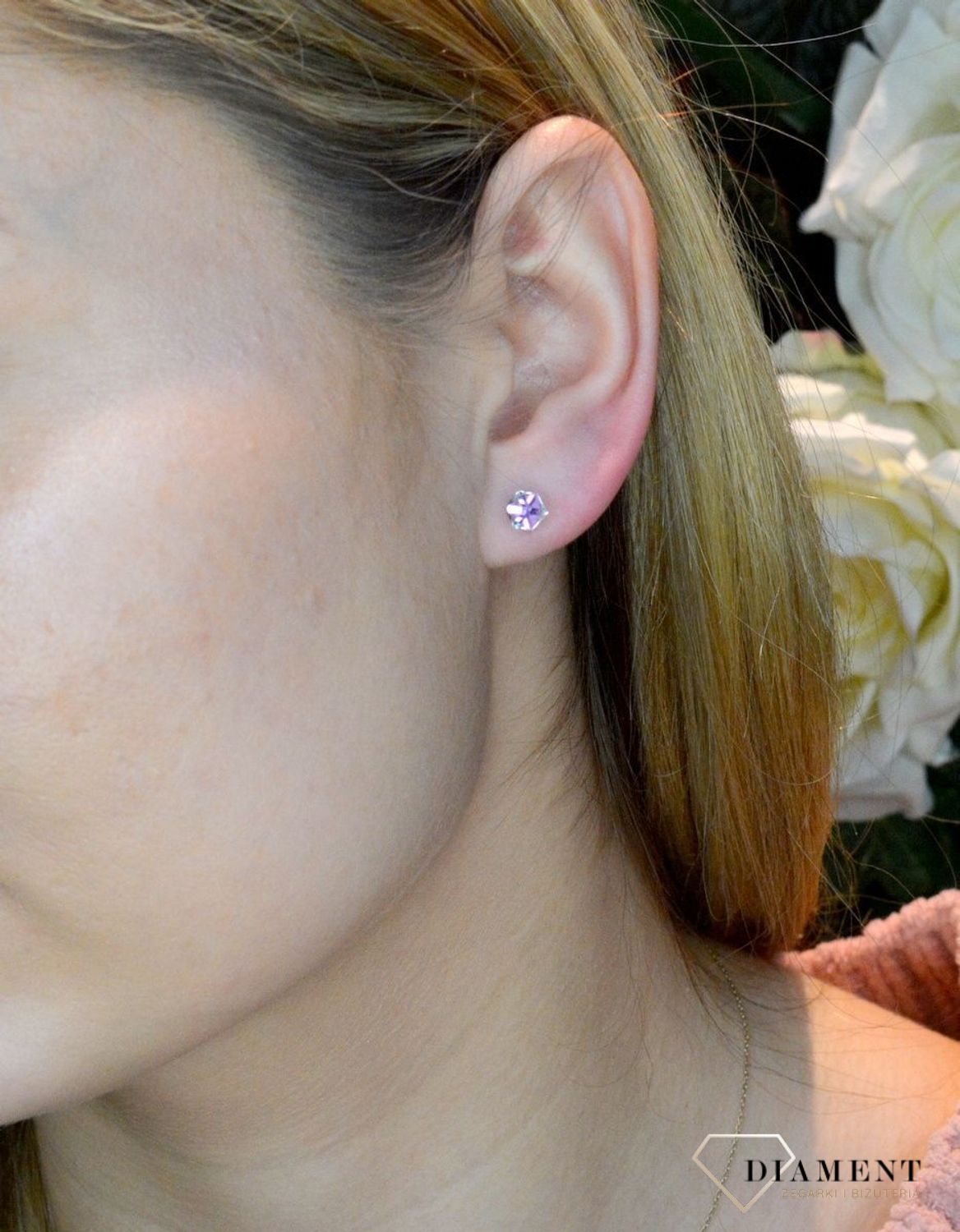 Kolczyki srebrne Spark z Kryształkami Swarovski Crystal K48414VL.  Srebrne kolczyki wykonane zostały z wysokiej jakości srebra próby 925. Kolczyki zostały ozdobione kryształami Swarovskiego w białym odcieniu. Kolczyki wkrętki idealne na co d.jpg