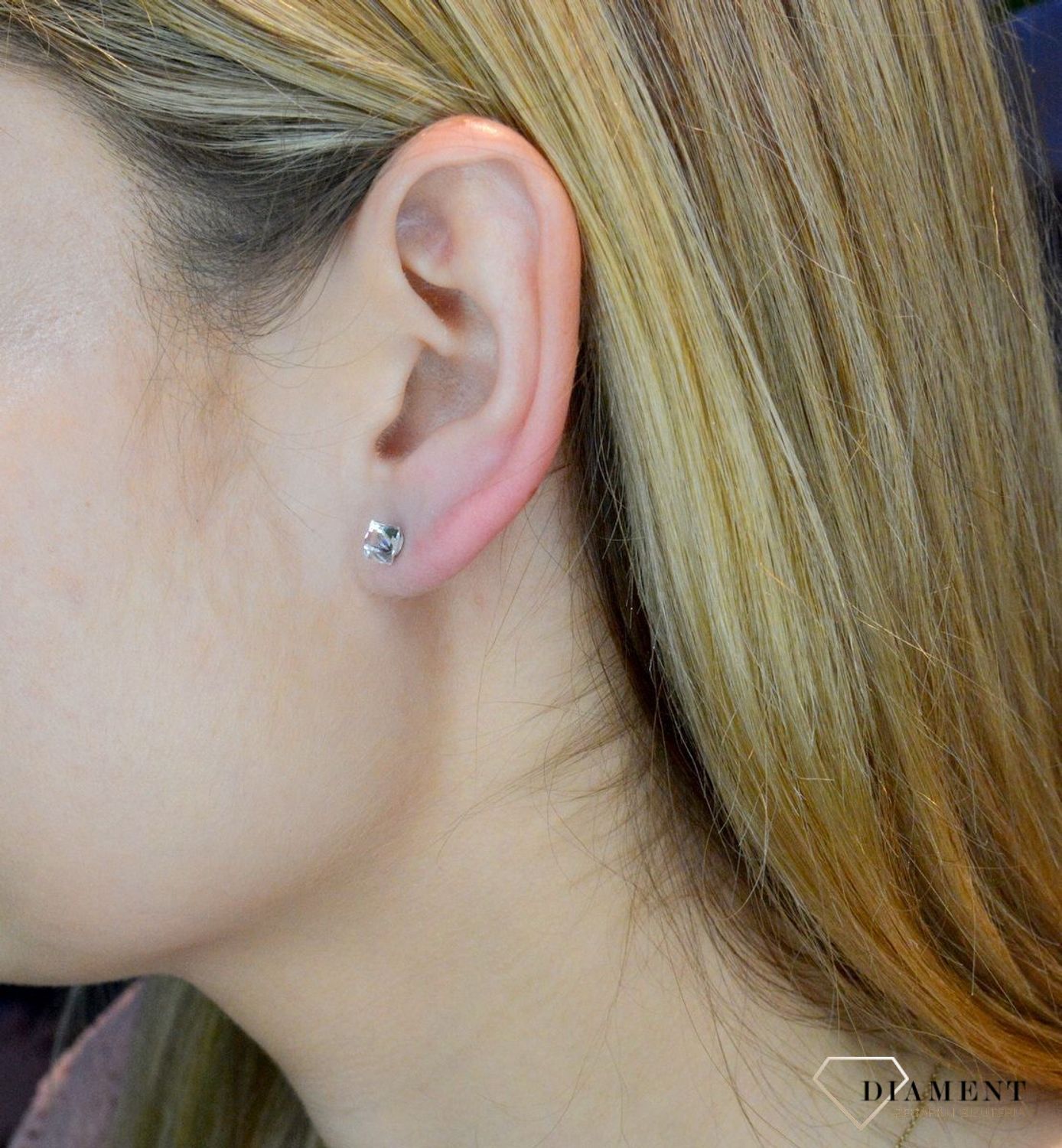 Kolczyki srebrne Spark z Kryształkami Swarovski Crystal K48414VL.  Srebrne kolczyki wykonane zostały z wysokiej jakości srebra próby 925. Kolczyki zostały ozdobione kryształami Swarovskiego w białym odcieniu. Kolczyki wkrętki idealne na co d.jpg