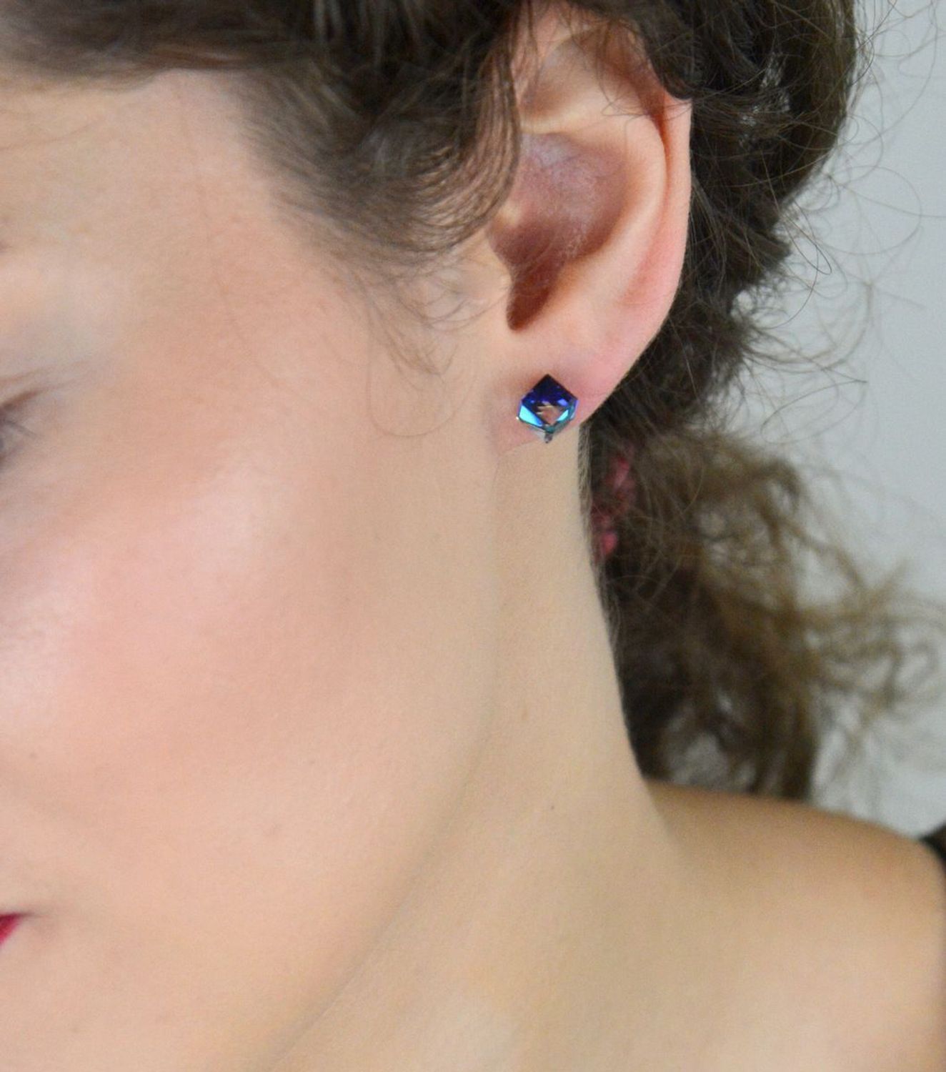 Kolczyki damskie srebrne 925 K48416BB z kryształami Swarovski w kolorze Bermuda Blue. Nowoczesne wkrętki o średnicy 1 cm. Stylowe, błyszczące i wygodne.1.jpg