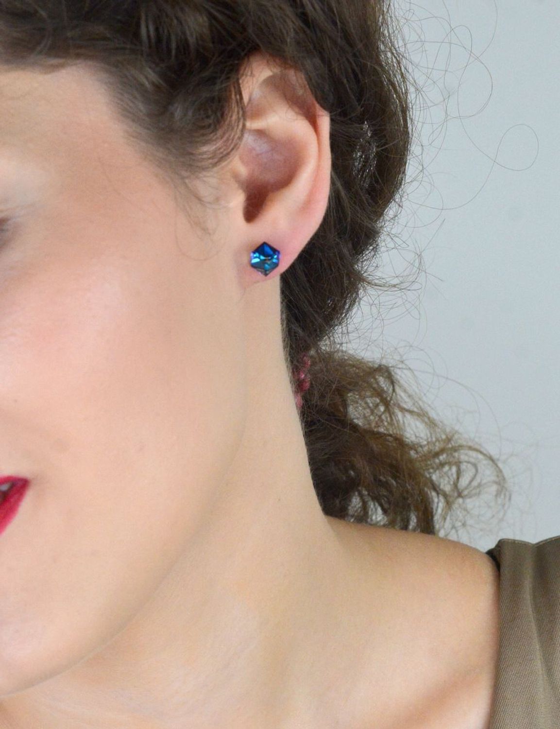 Kolczyki damskie srebrne 925 K48416BB z kryształami Swarovski w kolorze Bermuda Blue. Nowoczesne wkrętki o średnicy 1 cm. Stylowe, błyszczące i wygodne.1.jpg