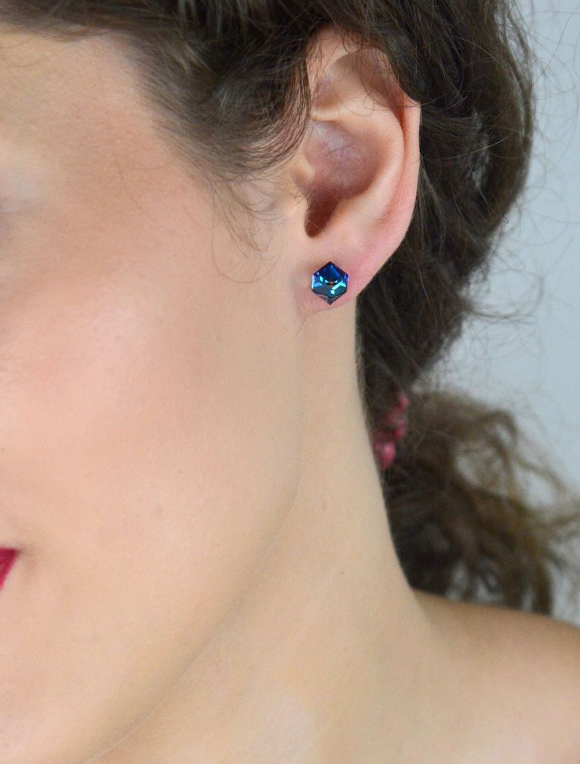 Kolczyki damskie srebrne 925 K48416BB z kryształami Swarovski w kolorze Bermuda Blue. Nowoczesne wkrętki o średnicy 1 cm. Stylowe, błyszczące i wygodne.1.jpg