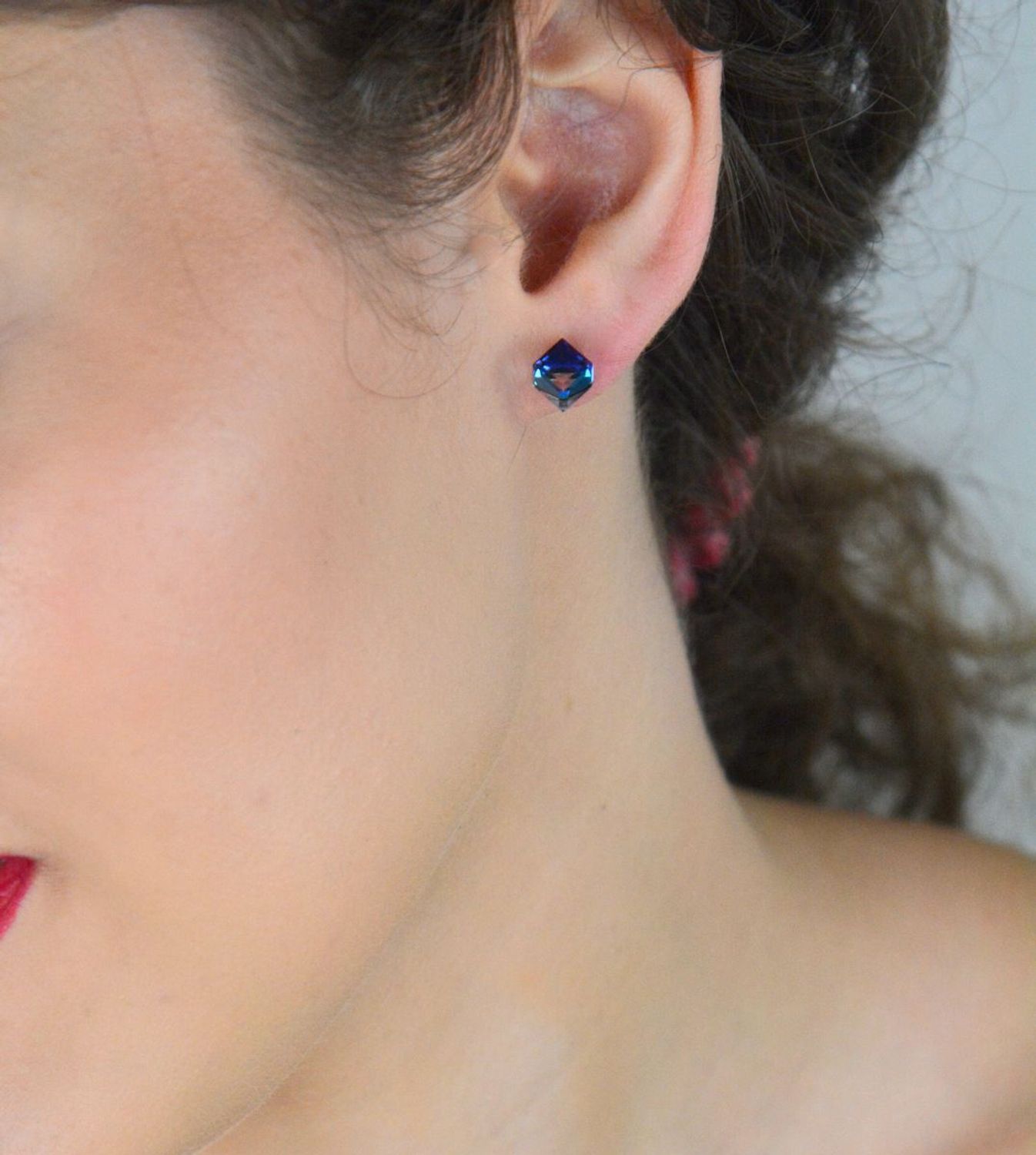 Kolczyki damskie srebrne 925 K48416BB z kryształami Swarovski w kolorze Bermuda Blue. Nowoczesne wkrętki o średnicy 1 cm. Stylowe, błyszczące i wygodne.1.jpg