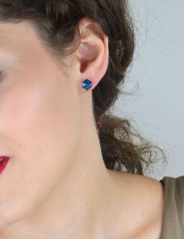 Kolczyki damskie srebrne 925 K48416BB z kryształami Swarovski w kolorze Bermuda Blue. Nowoczesne wkrętki o średnicy 1 cm. Stylowe, błyszczące i wygodne (2).JPG