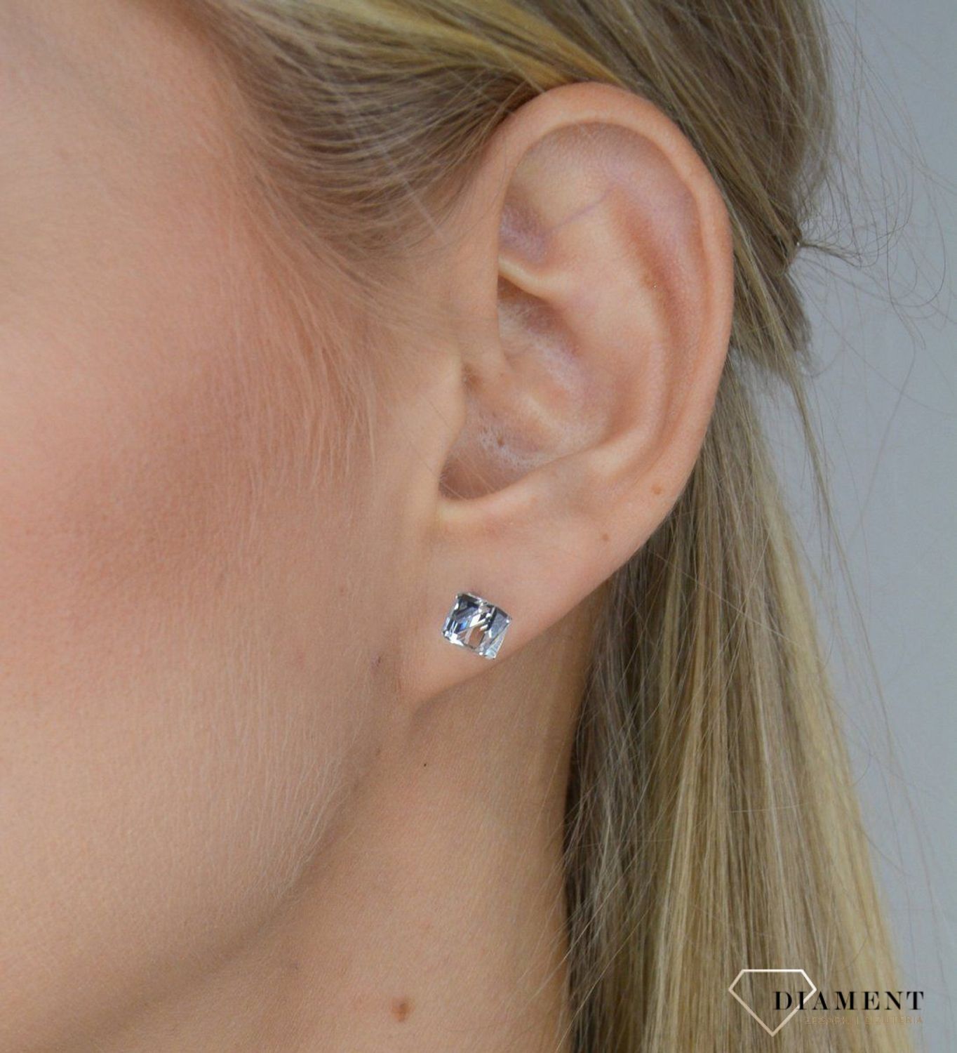 Kolczyki srebrne Swarovski kostki w kolorze Crystal K48416C.jpg