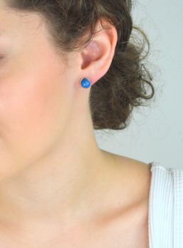 Srebrne kolczyki damskie próba 925 z okrągłym niebieskim kamieniem syntetycznym o średnicy 8 mm. Zapięcie na sztyft, elegancka biżuteria na każdą okazję (1).JPG