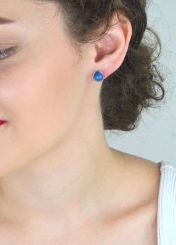 Srebrne kolczyki damskie próba 925 z okrągłym niebieskim kamieniem syntetycznym o średnicy 8 mm. Zapięcie na sztyft, elegancka biżuteria na każdą okazję (2).JPG