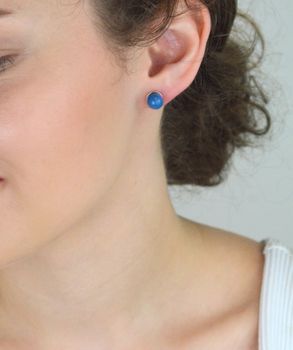 Srebrne kolczyki damskie próba 925 z okrągłym niebieskim kamieniem syntetycznym o średnicy 8 mm. Zapięcie na sztyft, elegancka biżuteria na każdą okazję (3).JPG