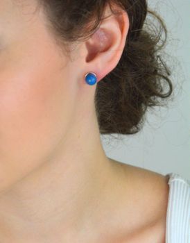Srebrne kolczyki damskie próba 925 z okrągłym niebieskim kamieniem syntetycznym o średnicy 8 mm. Zapięcie na sztyft, elegancka biżuteria na każdą okazję (4).JPG