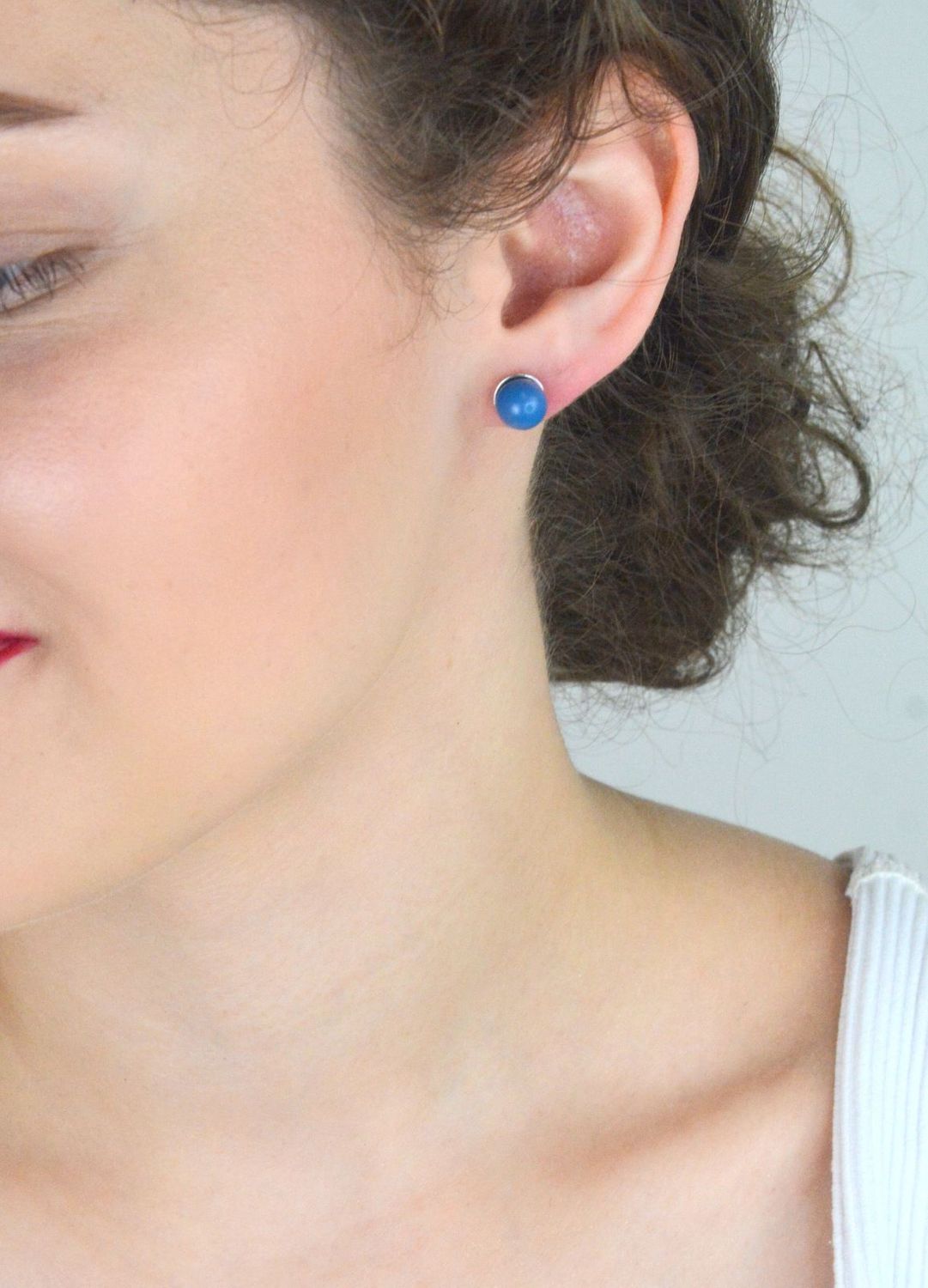 Srebrne kolczyki damskie próba 925 z okrągłym niebieskim kamieniem syntetycznym o średnicy 8 mm. Zapięcie na sztyft, elegancka biżuteria na każdą okazję.1.jpg