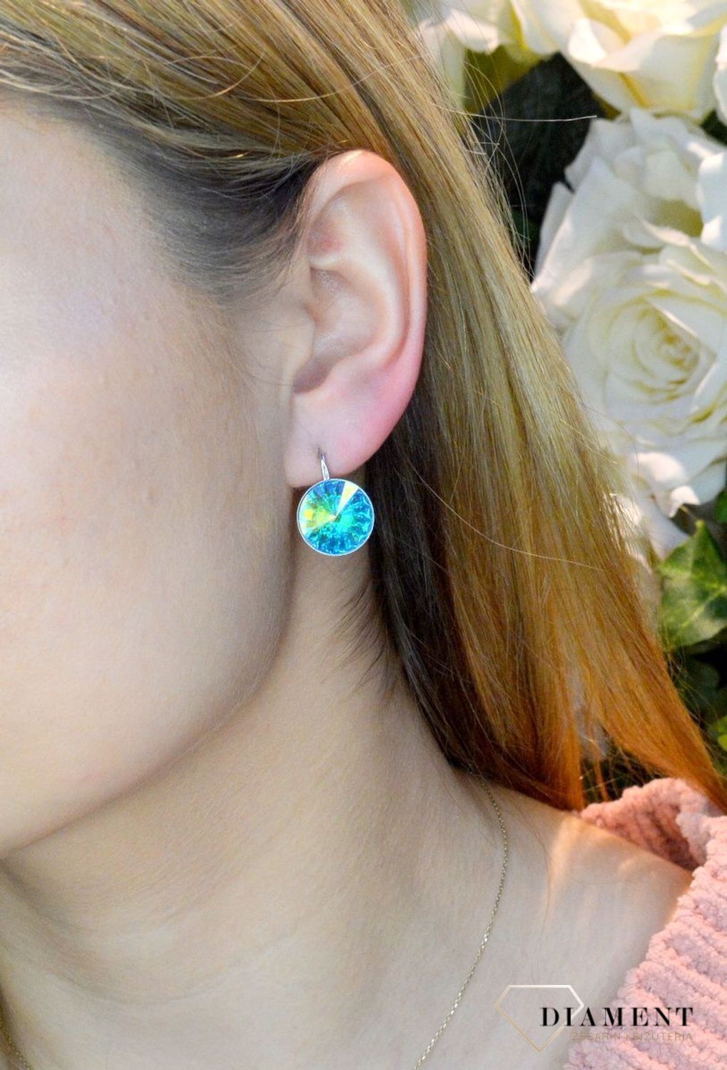 Kolczyki srebrne z Kryształkami Swarovski w kolorze Sweet Candy Aurore Boreale KA112214AB. To świetny pomysł na prezent dla ukochanej osoby. Kolczyki wykonane ze srebra próby 925. Wygodne zapięcie na bigiel angielski..jpg