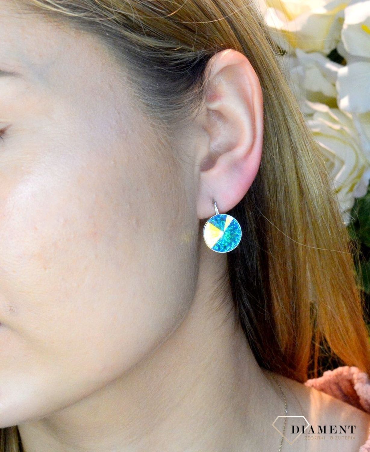 Kolczyki srebrne z Kryształkami Swarovski w kolorze Sweet Candy Aurore Boreale KA112214AB. To świetny pomysł na prezent dla ukochanej osoby. Kolczyki wykonane ze srebra próby 925. Wygodne zapięcie na bigiel angielski..jpg