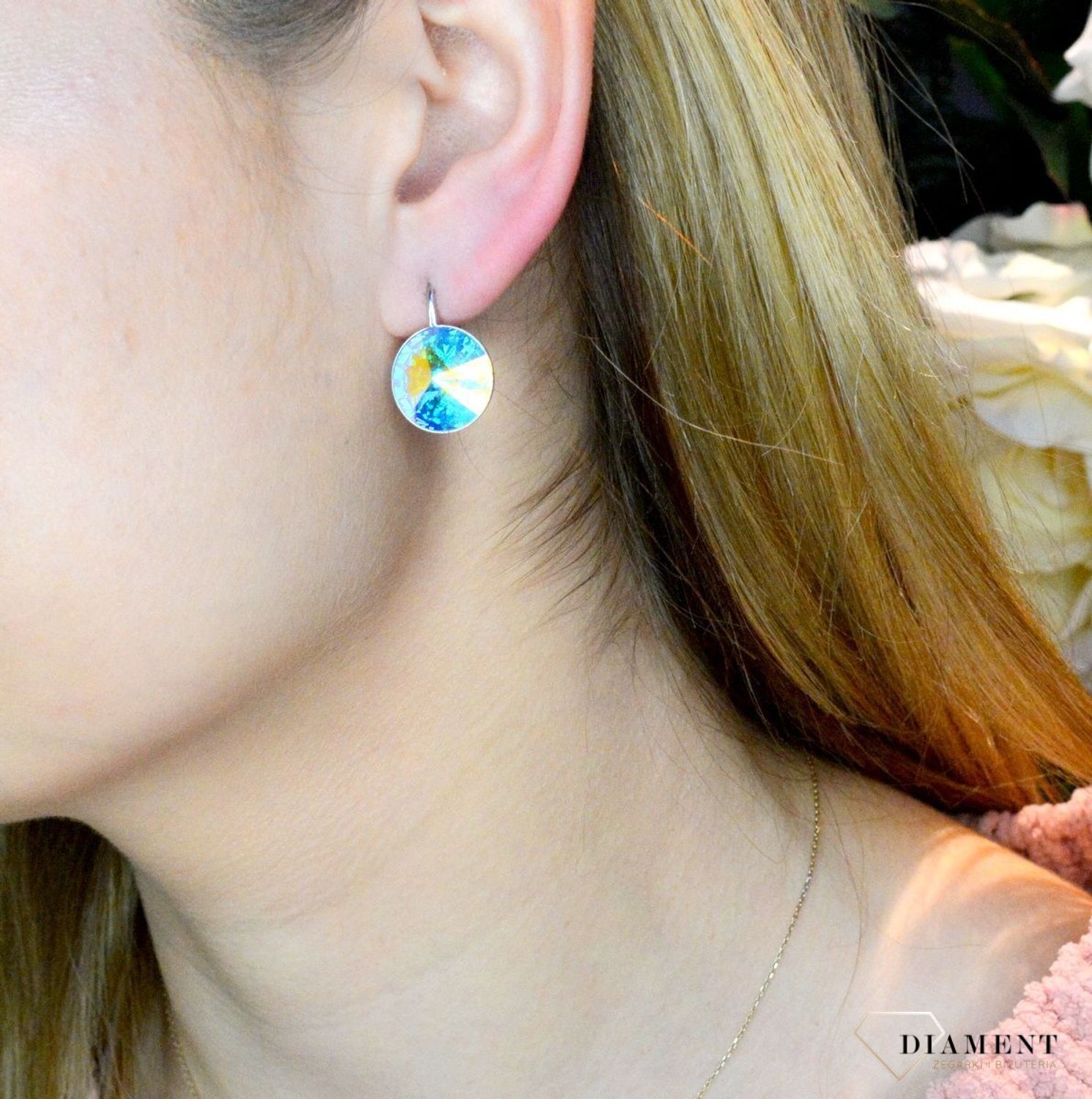 Kolczyki srebrne z Kryształkami Swarovski w kolorze Sweet Candy Aurore Boreale KA112214AB. To świetny pomysł na prezent dla ukochanej osoby. Kolczyki wykonane ze srebra próby 925. Wygodne zapięcie na bigiel angielski..jpg