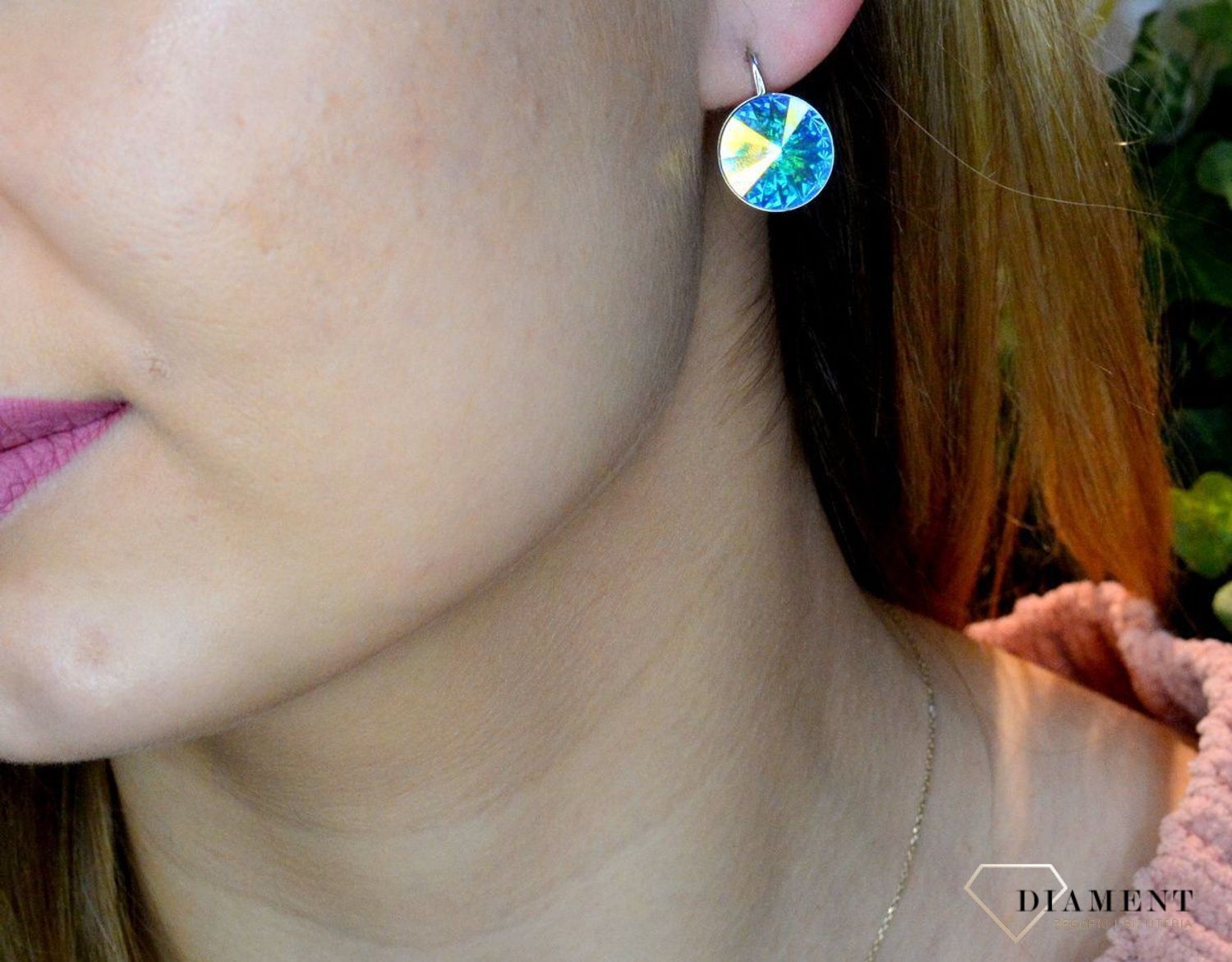 Kolczyki srebrne z Kryształkami Swarovski w kolorze Sweet Candy Aurore Boreale KA112214AB. To świetny pomysł na prezent dla ukochanej osoby. Kolczyki wykonane ze srebra próby 925. Wygodne zapięcie na bigiel angielski..jpg