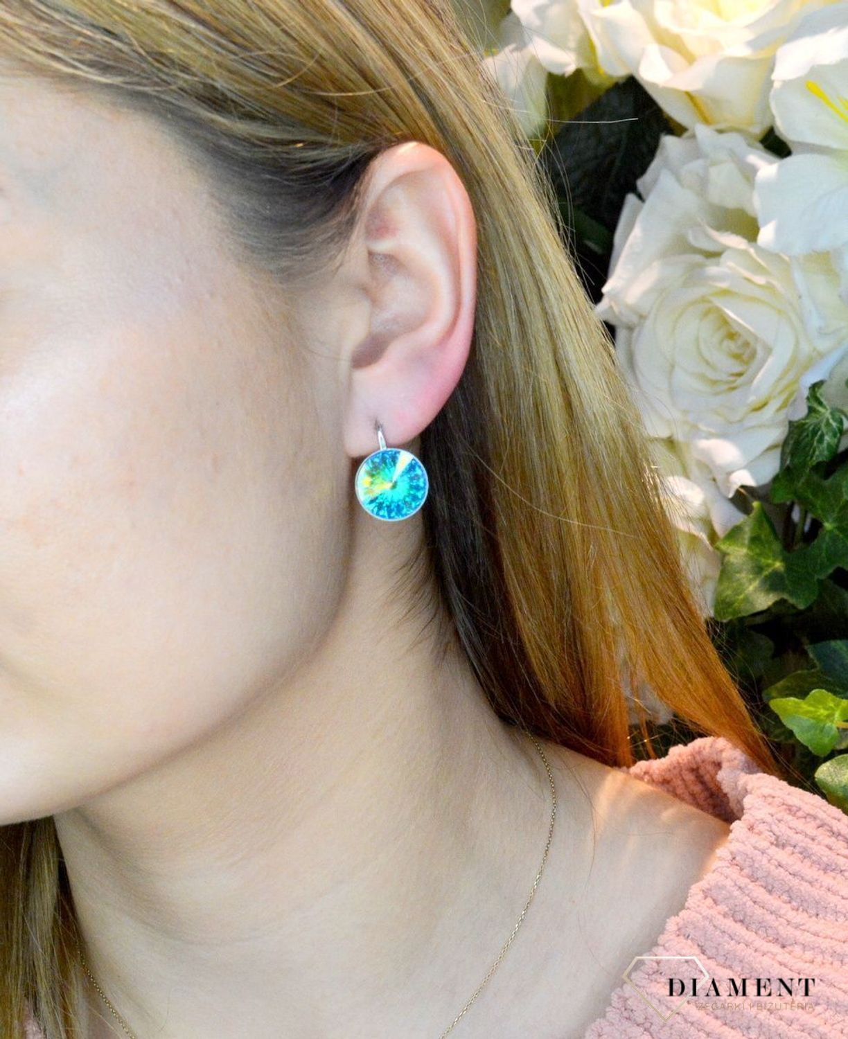 Kolczyki srebrne z Kryształkami Swarovski w kolorze Sweet Candy Aurore Boreale KA112214AB. To świetny pomysł na prezent dla ukochanej osoby. Kolczyki wykonane ze srebra próby 925. Wygodne zapięcie na bigiel angielski..jpg