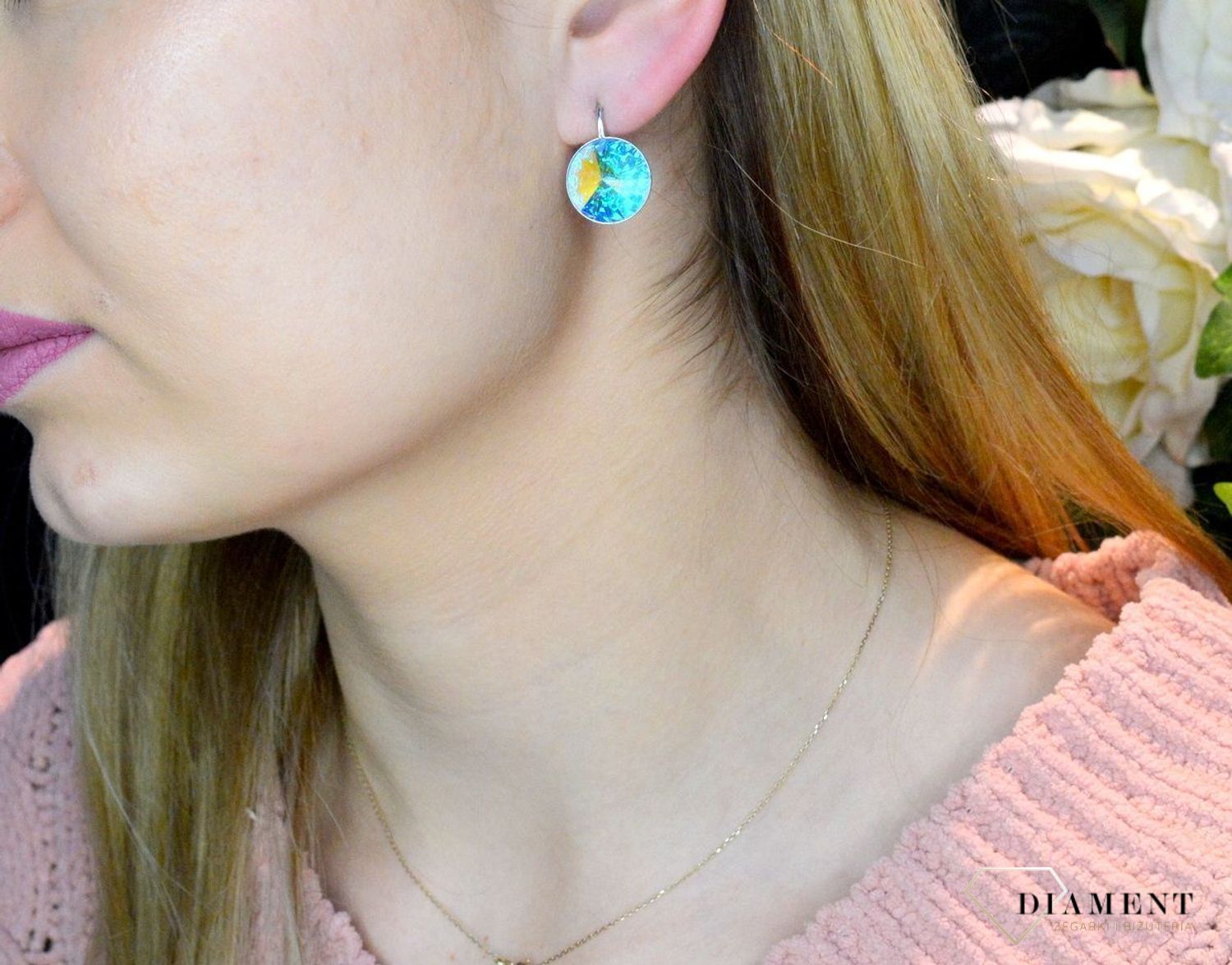 Kolczyki srebrne z Kryształkami Swarovski w kolorze Sweet Candy Aurore Boreale KA112214AB. To świetny pomysł na prezent dla ukochanej osoby. Kolczyki wykonane ze srebra próby 925. Wygodne zapięcie na bigiel angielski..jpg