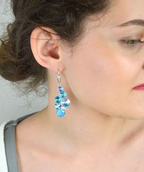 Eleganckie srebrne kolczyki Swarovski Summer Blue KA1122MIX1LTU z kryształami w odcieniach błękitu. Długość 6,2 cm, zapięcie angielskie, waga 10,20 g. Idealne na prezent! Swarovski Summer Blue to połączenie elegancji i let (3).JPG