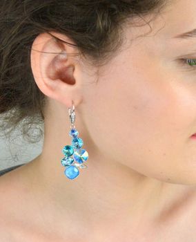 Eleganckie srebrne kolczyki Swarovski Summer Blue KA1122MIX1LTU z kryształami w odcieniach błękitu. Długość 6,2 cm, zapięcie angielskie, waga 10,20 g. Idealne na prezent! Swarovski Summer Blue to połączenie elegancji i let (4).JPG
