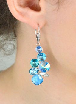 Eleganckie srebrne kolczyki Swarovski Summer Blue KA1122MIX1LTU z kryształami w odcieniach błękitu. Długość 6,2 cm, zapięcie angielskie, waga 10,20 g. Idealne na prezent! Swarovski Summer Blue to połączenie elegancji i let (5).JPG