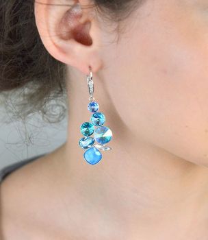 Eleganckie srebrne kolczyki Swarovski Summer Blue KA1122MIX1LTU z kryształami w odcieniach błękitu. Długość 6,2 cm, zapięcie angielskie, waga 10,20 g. Idealne na prezent! Swarovski Summer Blue to połączenie elegancji i let.JPG