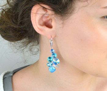Eleganckie srebrne kolczyki Swarovski Summer Blue KA1122MIX1LTU z kryształami w odcieniach błękitu. Długość 6,2 cm, zapięcie angielskie, waga 10,20 g. Idealne na prezent! Swarovski Summer Blue to połączenie elegancji i letni (1).JPG