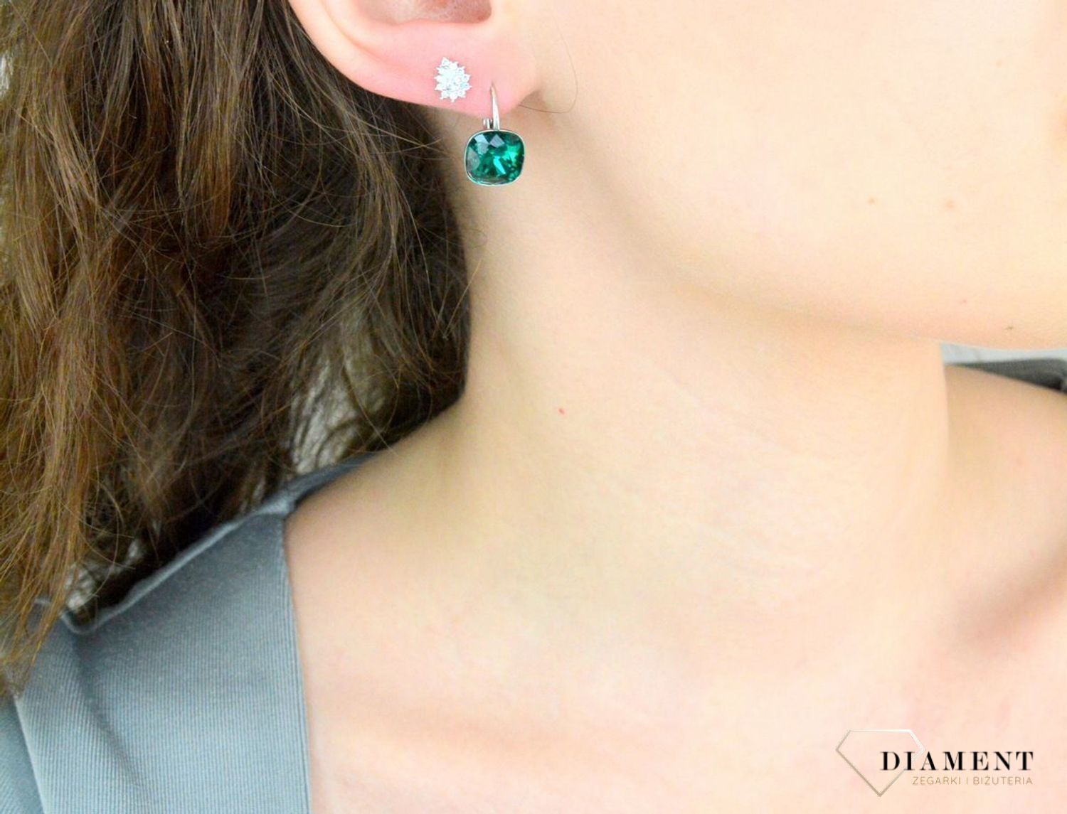 Kolczyki srebrne SPARK kwadraciki KA447010EM Nowoczesne kolczyki ozdobione kryształami Swarovskiego w kolorze EMERALD. Minimalistyczna biżuteria to jeden z najmodniejszych w tym sezonie trendów.1.jpg