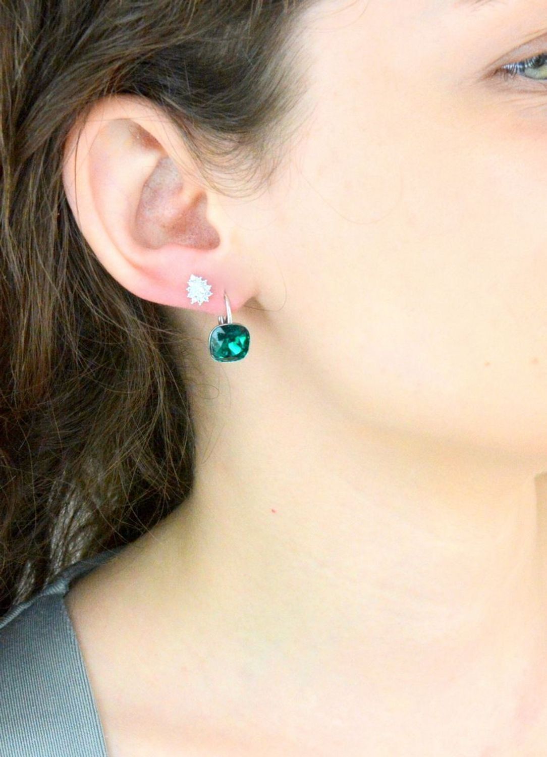 Kolczyki srebrne SPARK kwadraciki KA447010EM Nowoczesne kolczyki ozdobione kryształami Swarovskiego w kolorze EMERALD. Minimalistyczna biżuteria to jeden z najmodniejszych w tym sezonie trendów.1.jpg