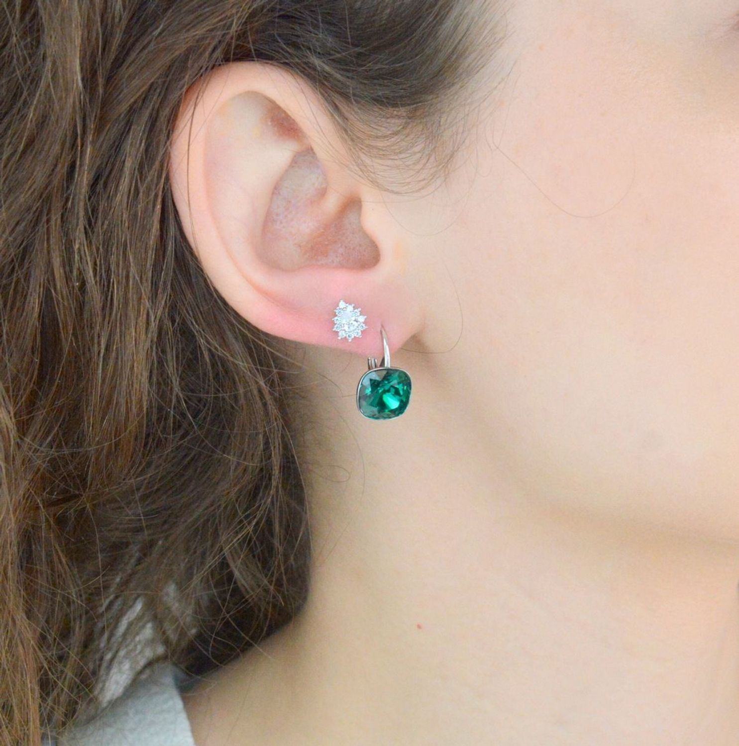 Kolczyki srebrne SPARK kwadraciki KA447010EM Nowoczesne kolczyki ozdobione kryształami Swarovskiego w kolorze EMERALD. Minimalistyczna biżuteria to jeden z najmodniejszych w tym sezonie trendów.1.jpg