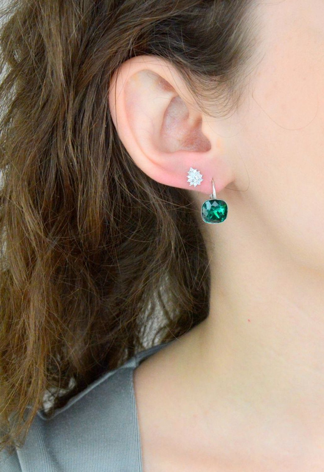 Kolczyki srebrne SPARK kwadraciki KA447010EM Nowoczesne kolczyki ozdobione kryształami Swarovskiego w kolorze EMERALD. Minimalistyczna biżuteria to jeden z najmodniejszych w tym sezonie trendów.1.jpg