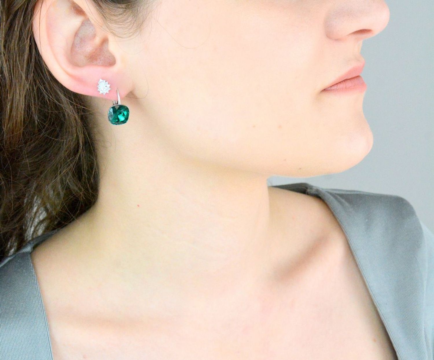 Kolczyki srebrne SPARK kwadraciki KA447010EM Nowoczesne kolczyki ozdobione kryształami Swarovskiego w kolorze EMERALD. Minimalistyczna biżuteria to jeden z najmodniejszych w tym sezonie trendów.1.jpg