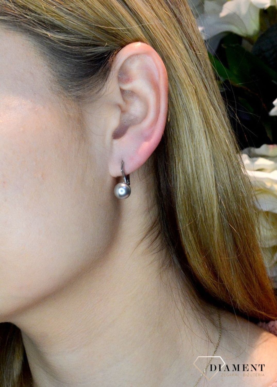 Kolczyki srebrne wiszące perełki  Swarovski Elements KA58188LG. Eleganckie wiszące kolczyki z perełką Swarovski. Kolczyki wykonane z najwyższej jakości srebra oraz pereł Swarovski. Kolczyki z wygodnym zapięciem na bigiel angielski.jpg