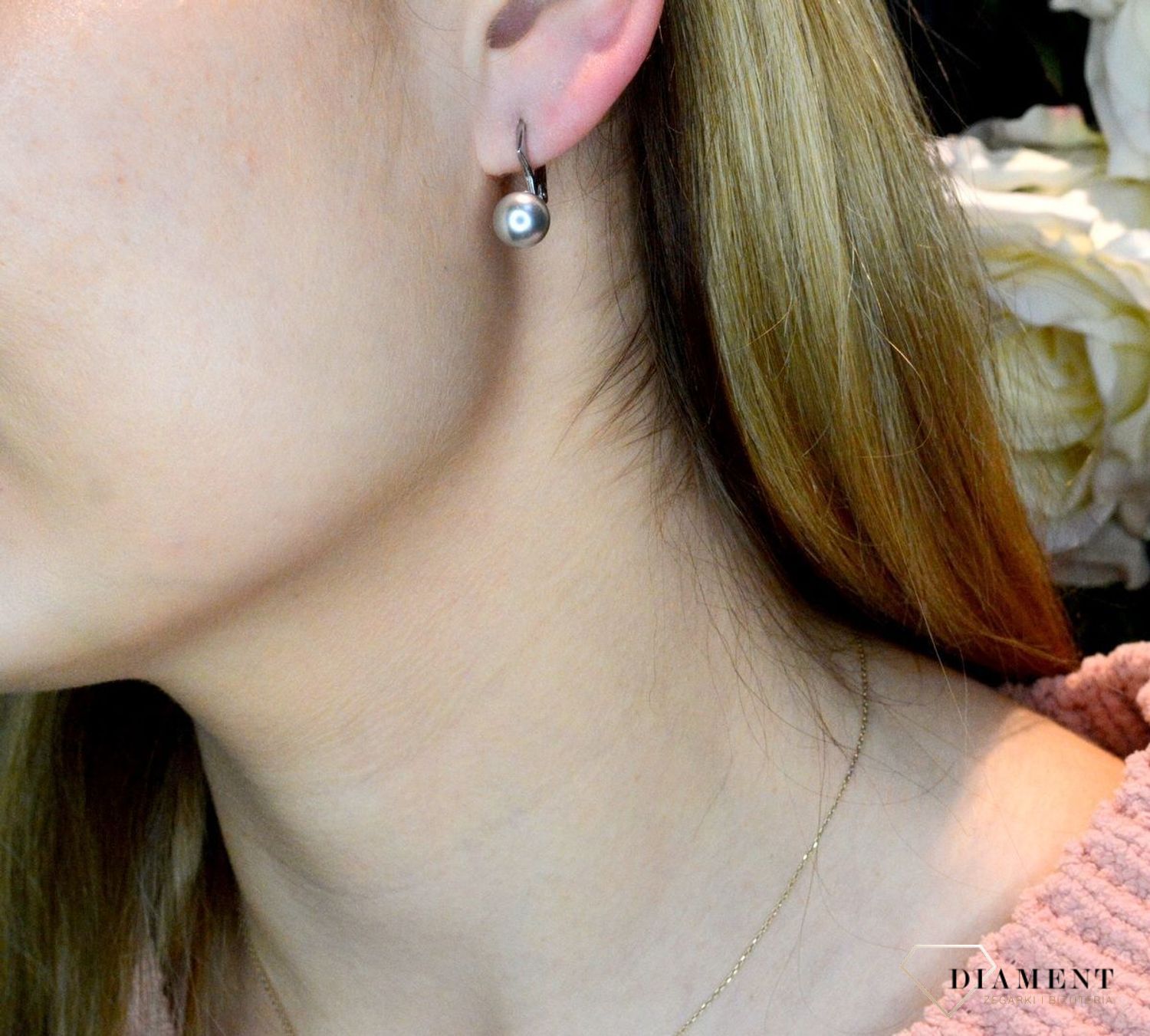 Kolczyki srebrne wiszące perełki  Swarovski Elements KA58188LG. Eleganckie wiszące kolczyki z perełką Swarovski. Kolczyki wykonane z najwyższej jakości srebra oraz pereł Swarovski. Kolczyki z wygodnym zapięciem na bigiel angielski.jpg