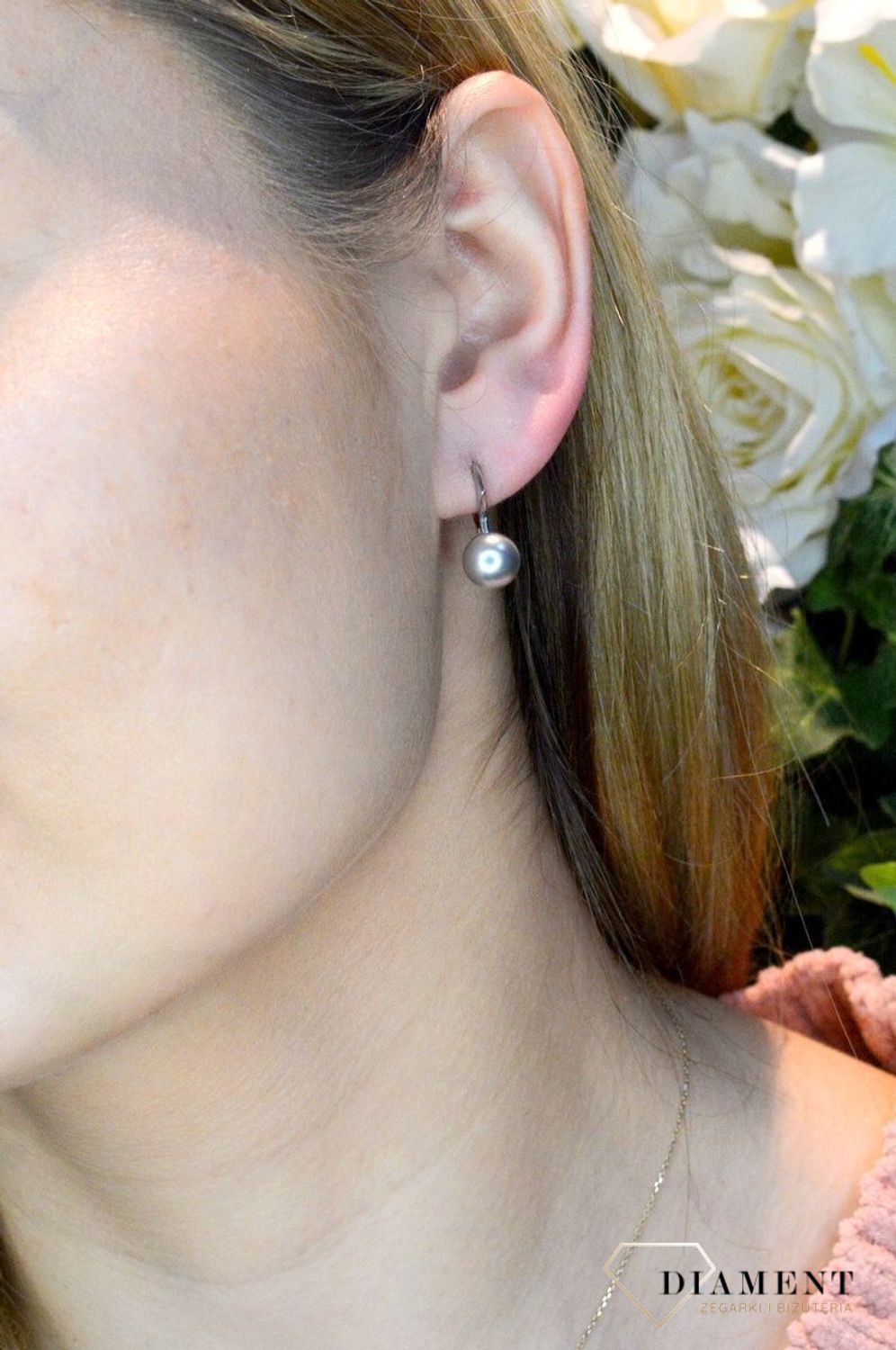 Kolczyki srebrne wiszące perełki  Swarovski Elements KA58188LG. Eleganckie wiszące kolczyki z perełką Swarovski. Kolczyki wykonane z najwyższej jakości srebra oraz pereł Swarovski. Kolczyki z wygodnym zapięciem na bigiel angielski.jpg