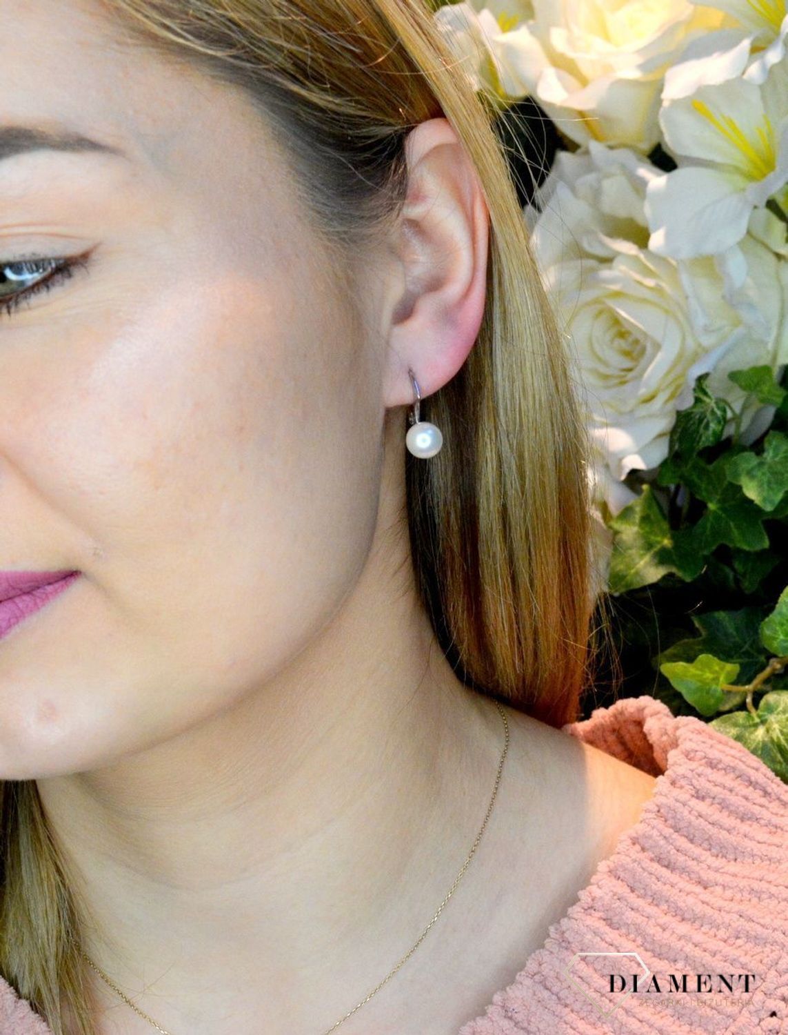 Kolczyki srebrne wiszące perełki Swarovski Elements KA58188W. Eleganckie wiszące kolczyki z perełką Swarovski. Kolczyki wykonane z najwyższej jakości srebra oraz pereł Swarovski. Kolczyki z wygodnym zapięciem na bigiel angielski.jpg