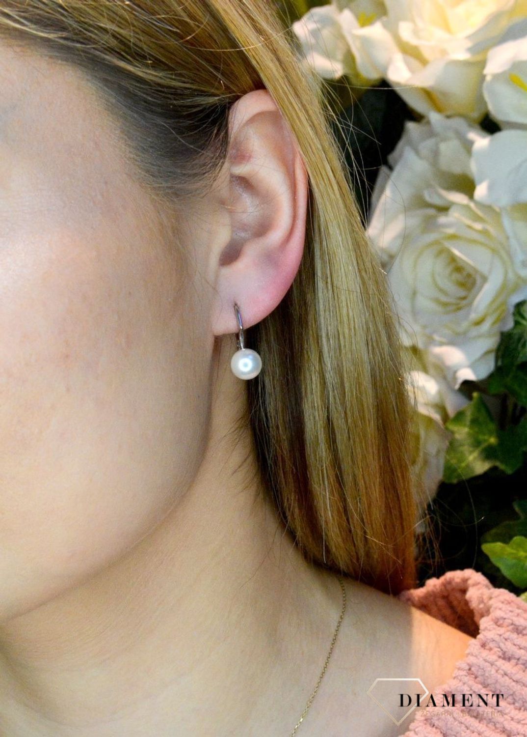 Kolczyki srebrne wiszące perełki Swarovski Elements KA58188W. Eleganckie wiszące kolczyki z perełką Swarovski. Kolczyki wykonane z najwyższej jakości srebra oraz pereł Swarovski. Kolczyki z wygodnym zapięciem na bigiel angielski.jpg