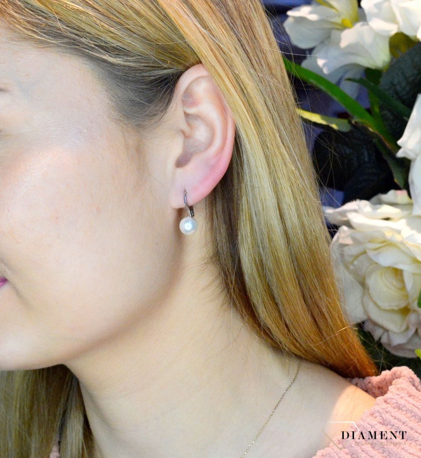 Kolczyki srebrne wiszące perełki Swarovski Elements KA58188W. Eleganckie wiszące kolczyki z perełką Swarovski. Kolczyki wykonane z najwyższej jakości srebra oraz pereł Swarovski. Kolczyki z wygodnym zapięciem na bigiel angielski.jpg