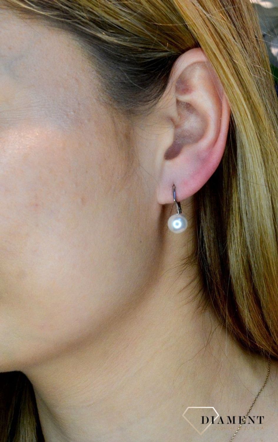 Kolczyki srebrne wiszące perełki Swarovski Elements KA58188W. Eleganckie wiszące kolczyki z perełką Swarovski. Kolczyki wykonane z najwyższej jakości srebra oraz pereł Swarovski. Kolczyki z wygodnym zapięciem na bigiel angielski.jpg