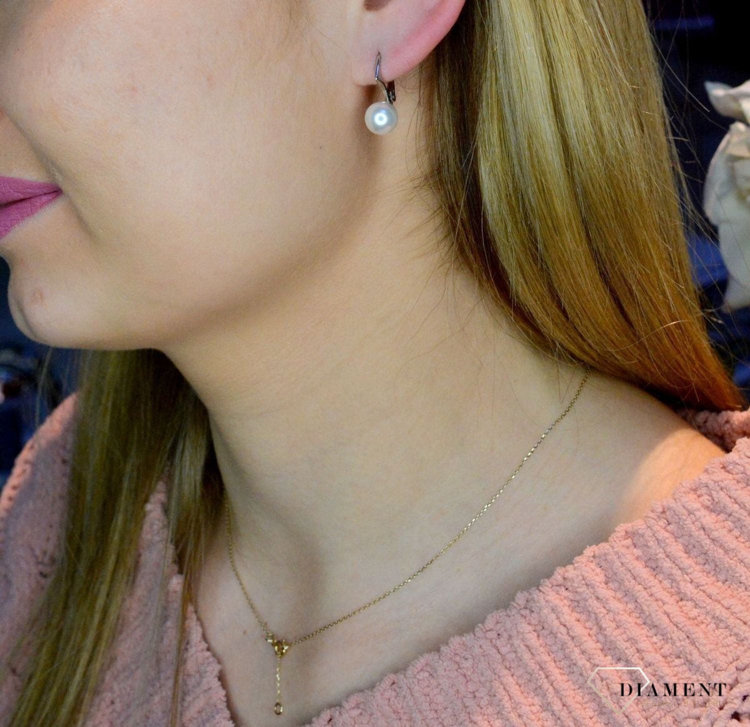 Kolczyki srebrne wiszące perełki Swarovski Elements KA58188W. Eleganckie wiszące kolczyki z perełką Swarovski. Kolczyki wykonane z najwyższej jakości srebra oraz pereł Swarovski. Kolczyki z wygodnym zapięciem na bigiel angielski.jpg