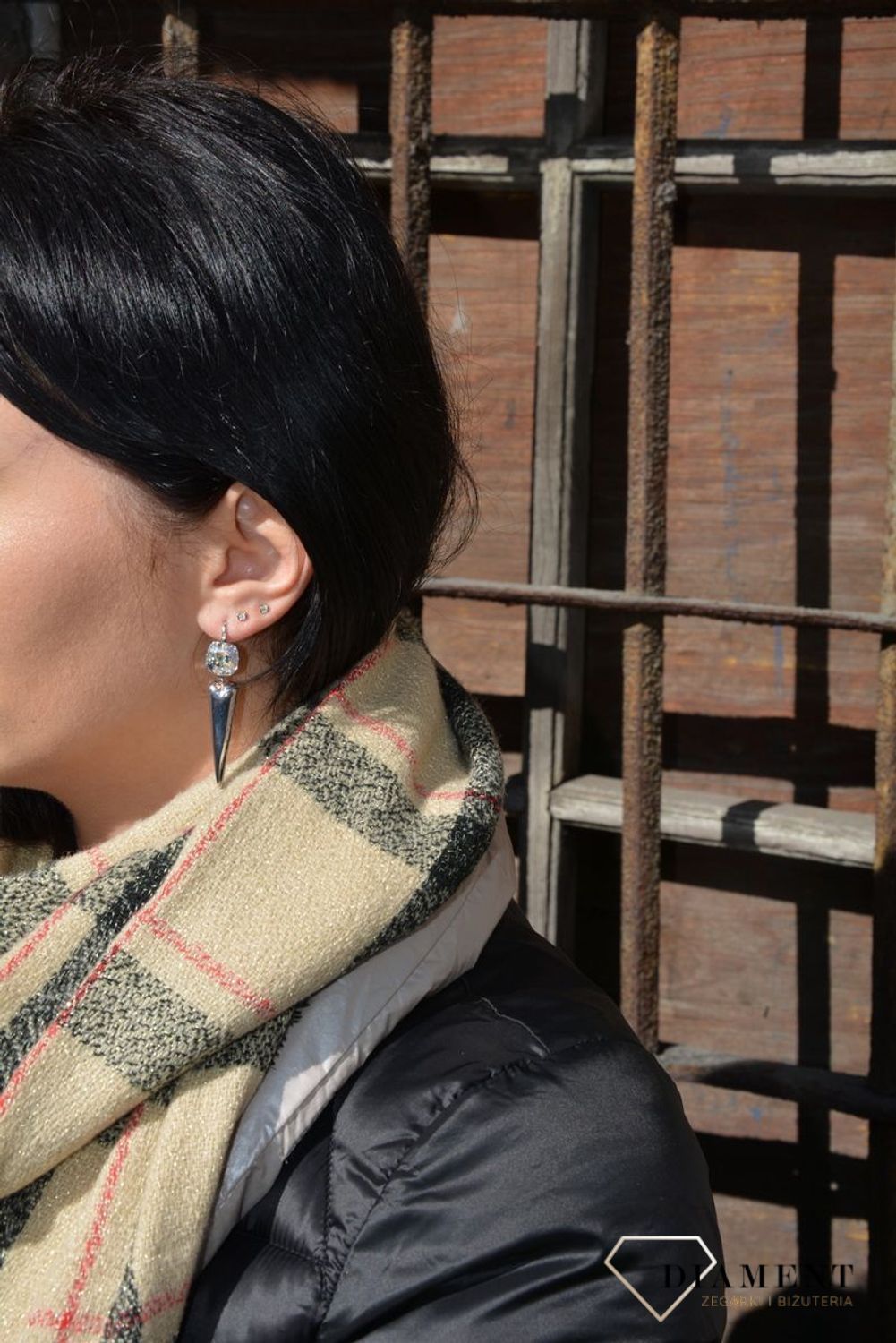 Wiszące, eleganckie kolczyki srebrne z kryształkiem Swarovskiego. Modny wzór biżuterii zakończony prostym, lekkim elementem urozmaici każdą stylizację..jpg