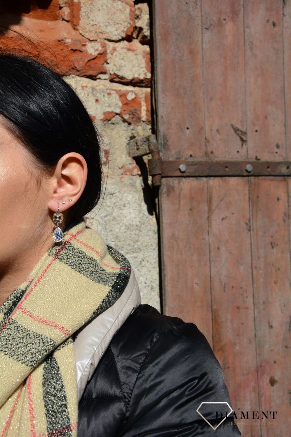 Eleganckie, srebrne kolczyki z ekskluzywnymi kryształkami Swarovskiego® świetnie podkreślą kobiece piękno i dodadzą blasku każdej stylizacji..jpg