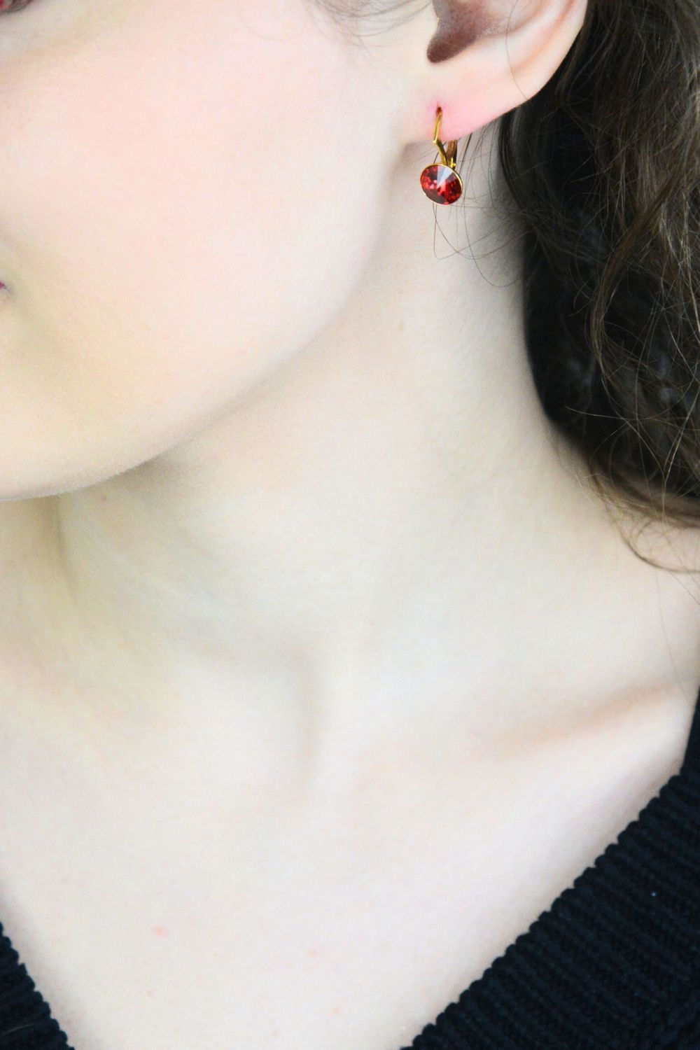 Kolczyki Spark Firefly Small pozłacane  Czerwony kryształ 8 mm.jpg