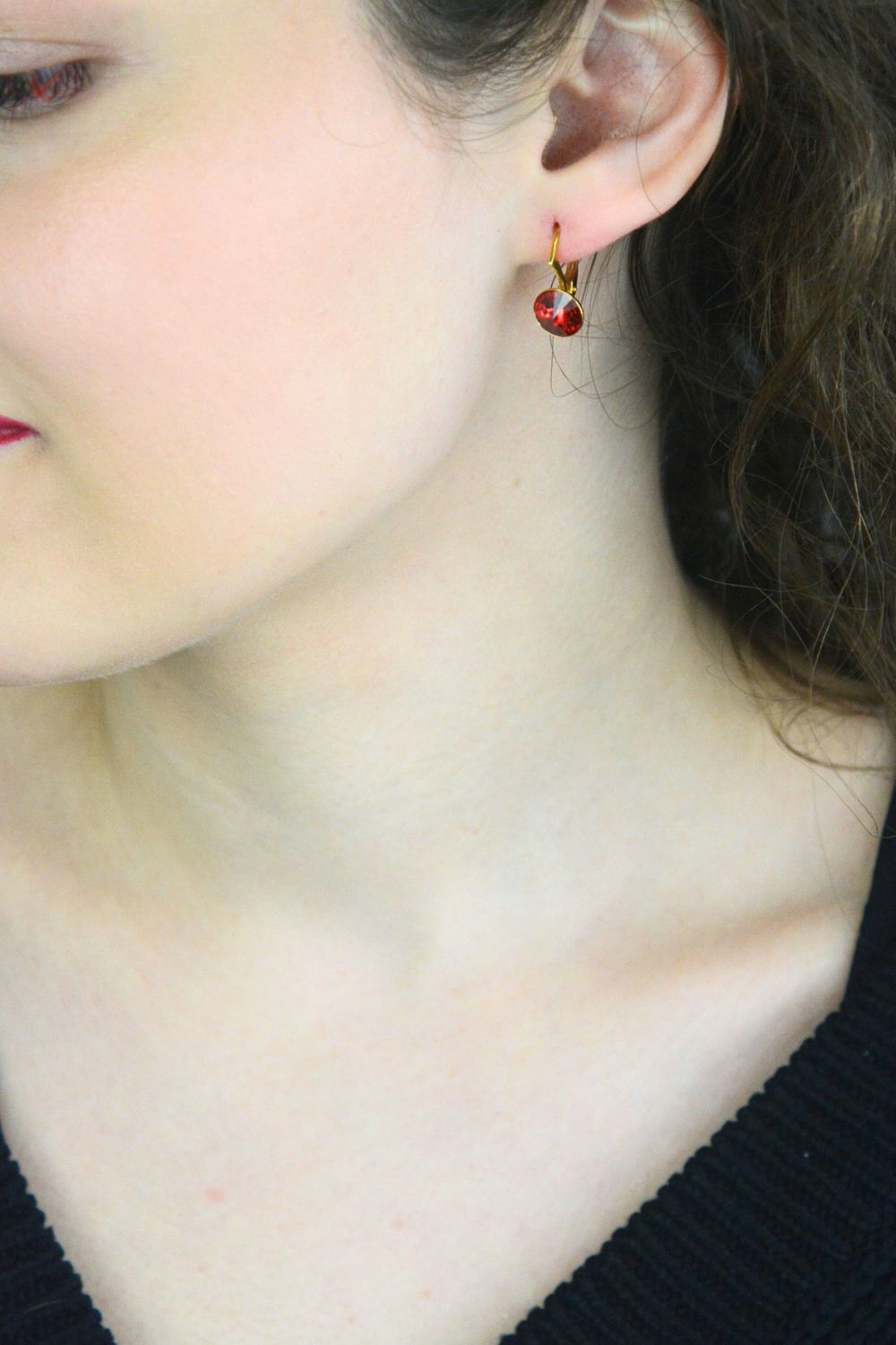 Kolczyki Spark Firefly Small pozłacane  Czerwony kryształ 8 mm.jpg