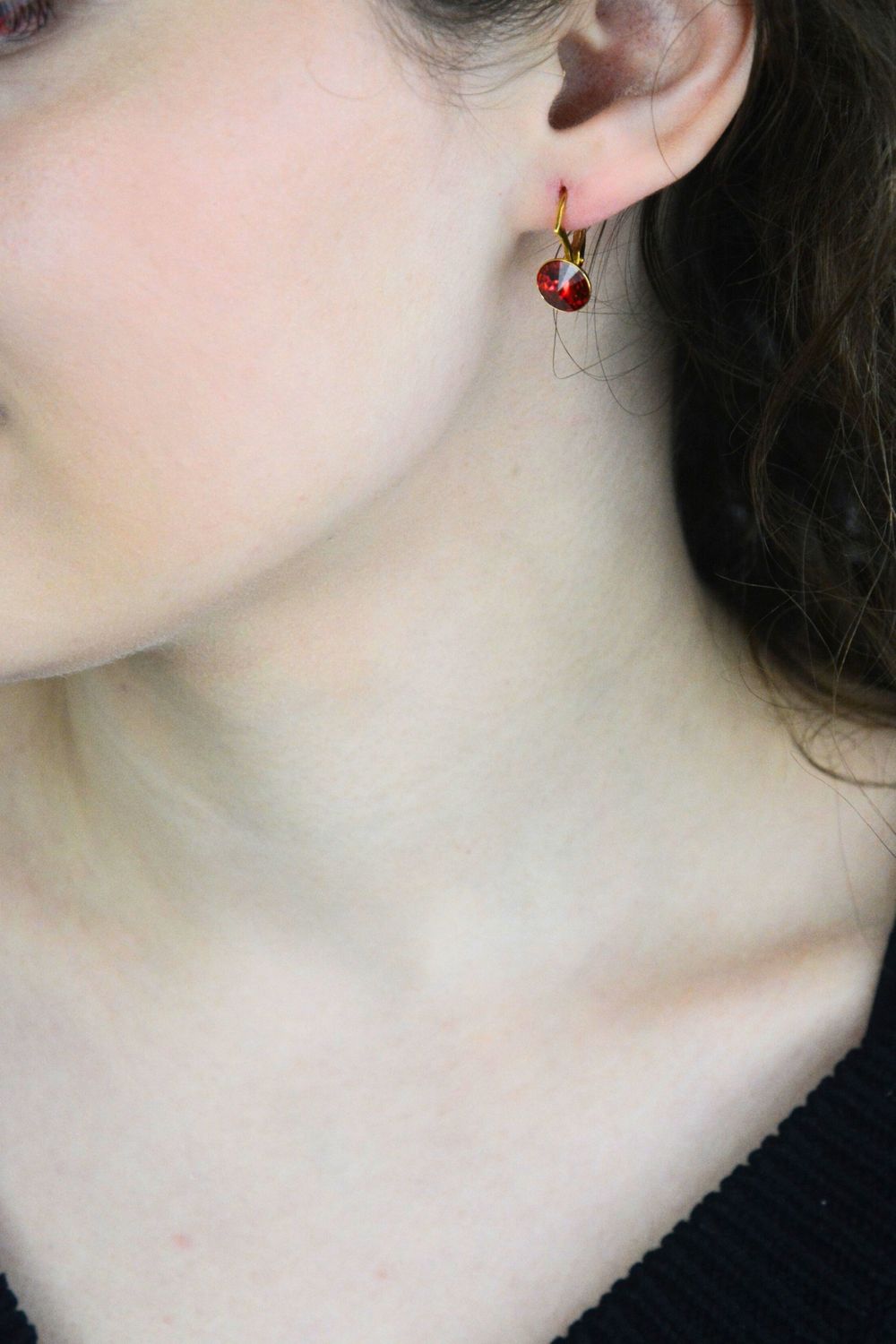 Kolczyki Spark Firefly Small pozłacane  Czerwony kryształ 8 mm.jpg